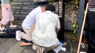 这位同学好样的！游客浑身抽搐口吐白沫，他在景区跪地紧急救人