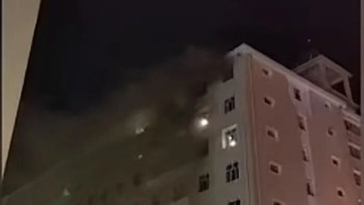 黑龙江一高校宿舍起火致学生中毒失声，校方三次停付治疗费，家属发声