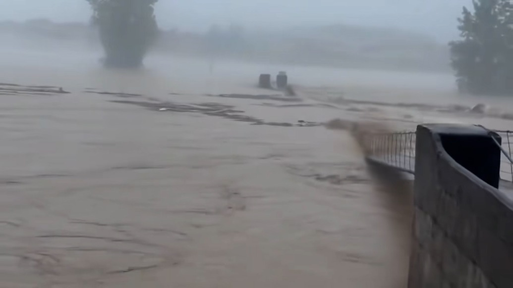 湖南石门县强降雨突破历史极值，洪水十秒冲断吊桥