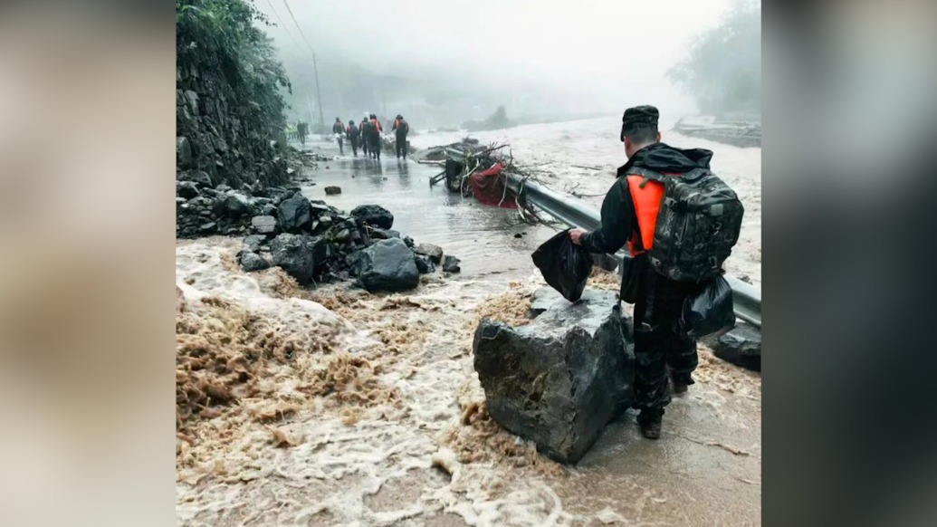 湖北恩施暴雨致白水河村道路通信中斷，武警官兵攜帶救援設備和物資緊急馳援