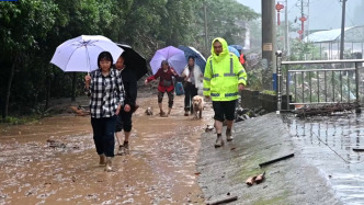 湖北宣恩突降暴雨致一村庄3死4失联，当地深夜转移数百群众