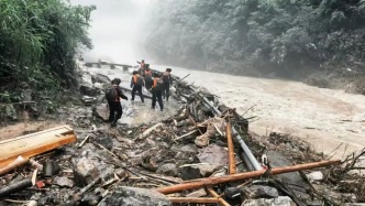 湖北恩施白水河村因暴雨致3死4失联，遇难者侄子：连夜从浙江开车赶回，房屋沿河已被冲毁