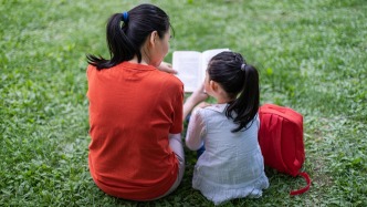 马上评｜别让“电子带娃”代替了真人陪伴