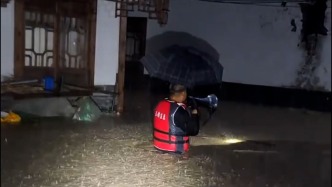 貴州三都縣遭遇強降雨，男子深夜拿喇叭提醒村民轉移