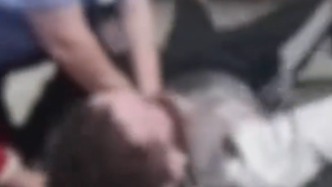 上海虹橋機場驚險60秒：外籍旅客突發(fā)昏厥，邊檢民警跪地心肺復(fù)蘇搶回一命