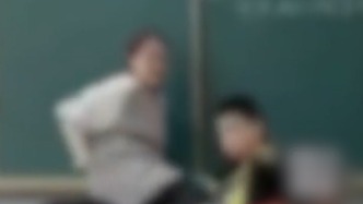 老师上课当众脚踹学生？呼和浩特玉泉区教育局：属实，涉事教师调离教学岗位