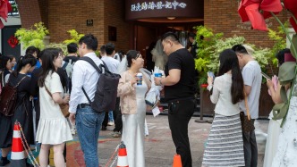 魔都眼｜520领证排长龙，新人们等了3个多小时也不嫌久