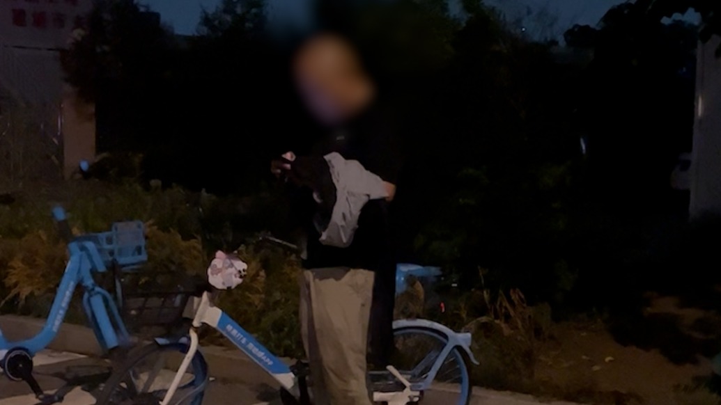 十字路口撞车后男子骑共享单车离开，交警：构成逃逸，已立案
