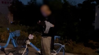十字路口撞車后男子騎共享單車離開，交警：構成逃逸，已立案
