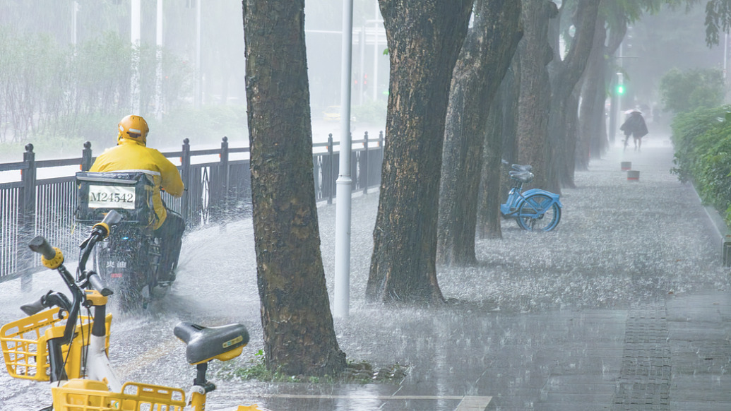 广东阳春24小时雨量破千，中山、江门、珠海等地相继发暴雨红警