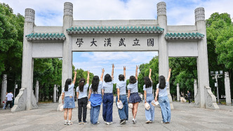 新华每日电讯评论员：支持大学“开门”，帮助大学消除“开门的烦恼”
