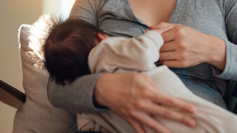 母乳喂養(yǎng)：助生命邁出堅(jiān)實(shí)“第一步” | 全國(guó)母乳喂養(yǎng)宣傳日