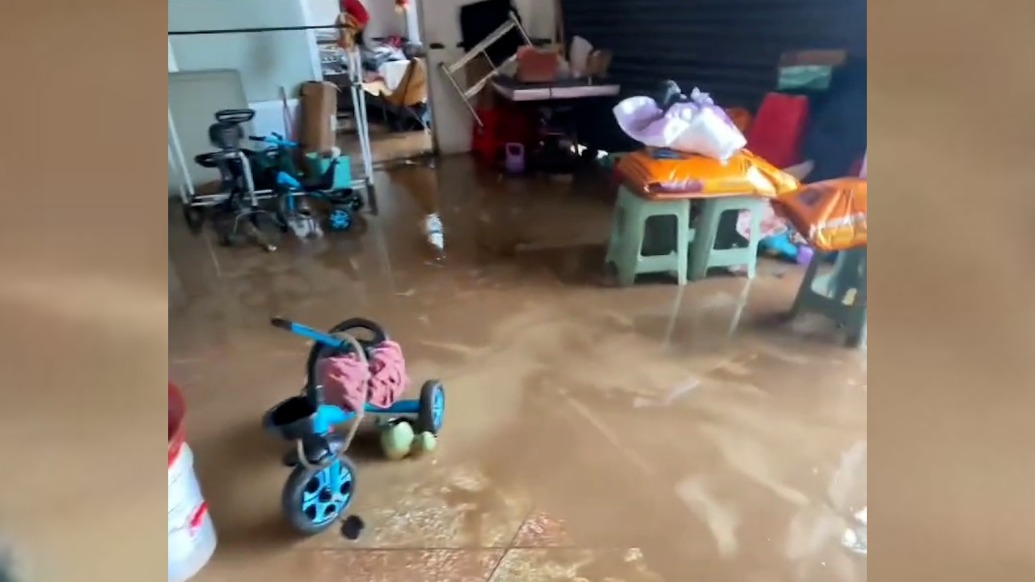 贵州省贵定县暴雨洪灾，村民讲述：家中积水没过膝盖，路面上都是淤泥