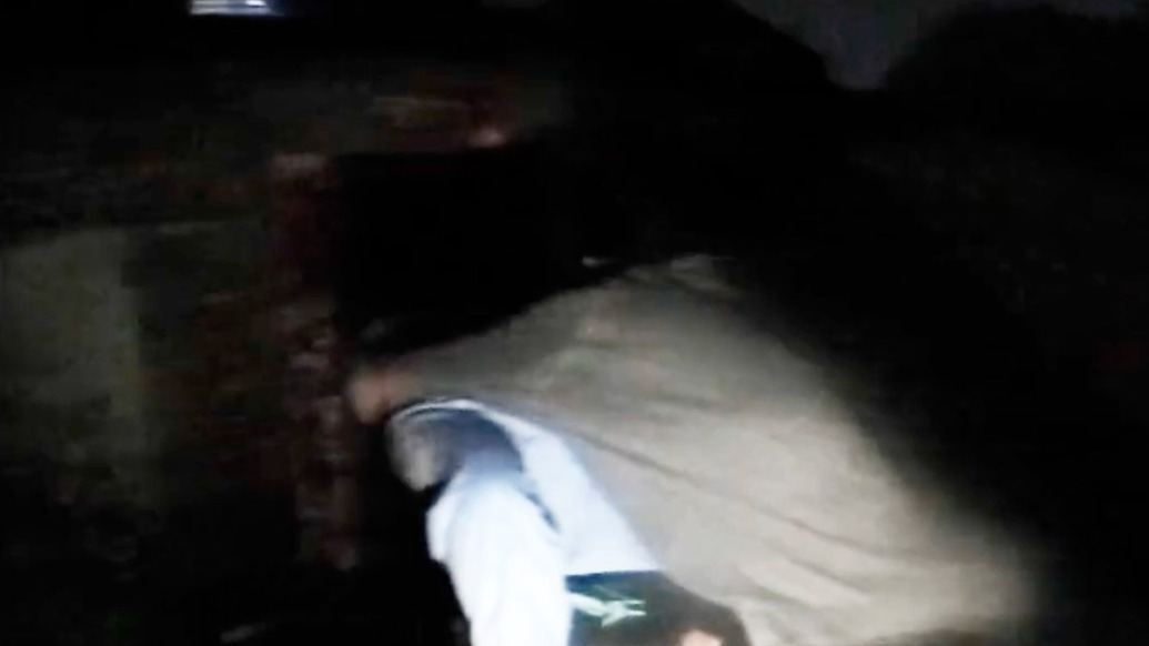 00后民警蹚水背六旬老人回家,老人发朋友圈点赞