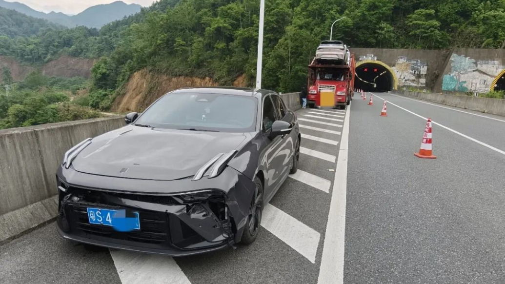 定速巡航当成自动驾驶?小轿车追尾半挂车,司机:我以为会自动刹车