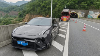 定速巡航当成自动驾驶？小轿车追尾半挂车，司机：我以为会自动刹车