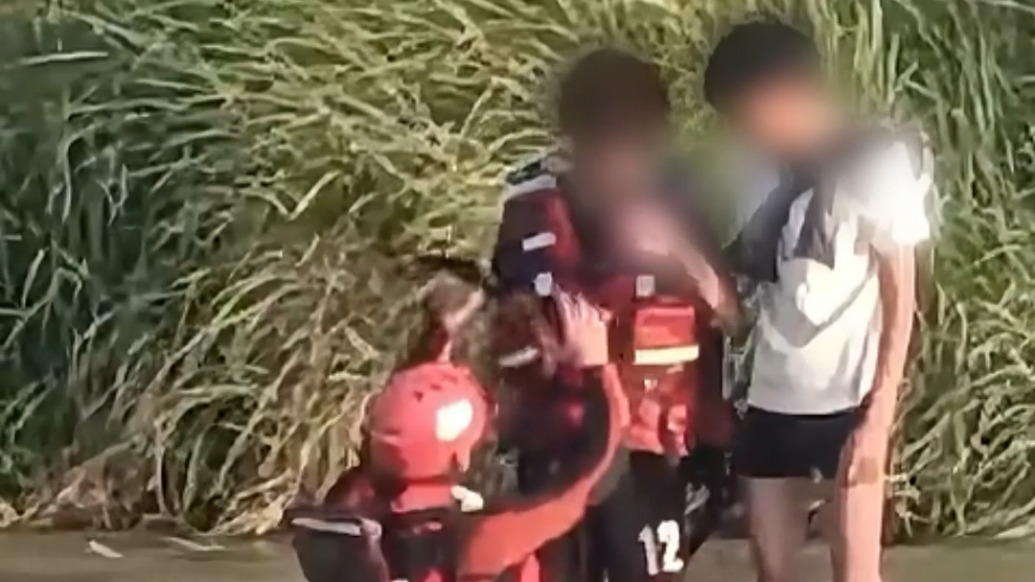 河道突然漲水兩名少年被困 ，消防員渡河施救