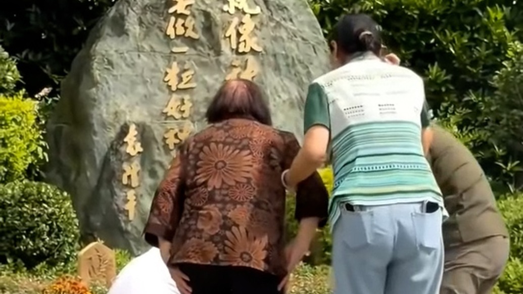 袁隆平逝世五周年纪念日前夕，夫人邓则前往墓园追思