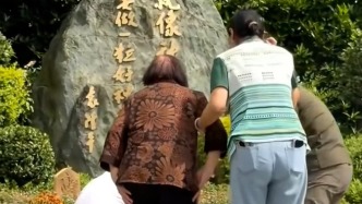 袁隆平逝世五周年紀(jì)念日前夕，夫人鄧則前往墓園追思