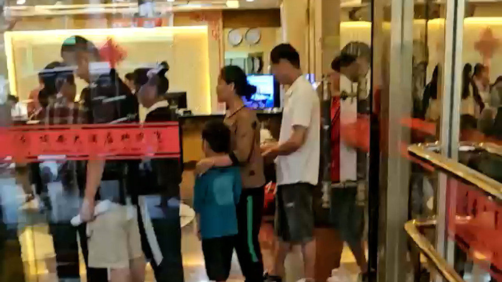 柳州地震洪水后｜柳州震后安置点无偿提供一个月食宿，记者陪伴受灾村民转移到更舒适的安置地
