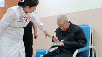 柳州地震洪水后｜廢墟中獲救的91歲老人：精神狀態(tài)較好，侄女講述事發(fā)過(guò)程