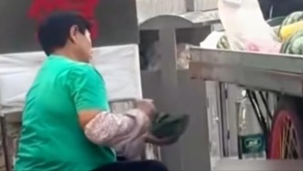 红河一摊贩往西瓜上涂抹透明液体，当地市监局：已对液体检测