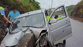 雨天路滑車頭“插入”防護(hù)欄，交警破開變形車門救人