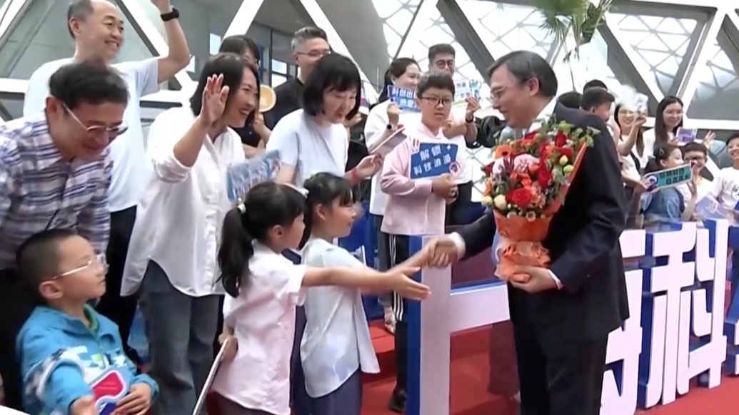 院士走上科學(xué)紅毯，點(diǎn)贊“現(xiàn)在小學(xué)生提出的問(wèn)題非常深刻”