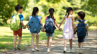 馬上評(píng)｜常住地提供基本公共服務(wù)，促進(jìn)流動(dòng)人口市民化