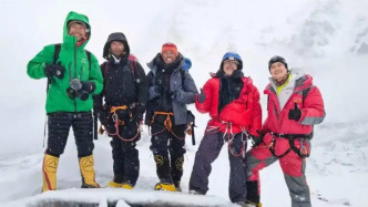 中尼科考隊(duì)完成人類首次珠峰頂峰透底冰芯樣本鉆取