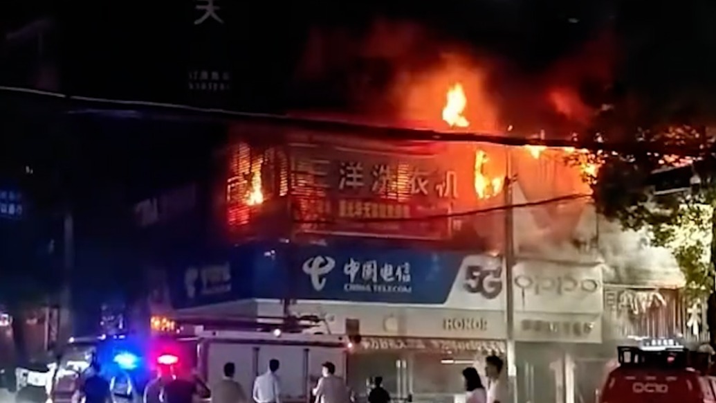湖南衡阳一商铺凌晨起火致5死1伤,现场救援画面曝光