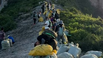 “希望大家都能無痕山野”48名志愿者自發(fā)“凈山”，兩天扛下近7000斤垃圾?