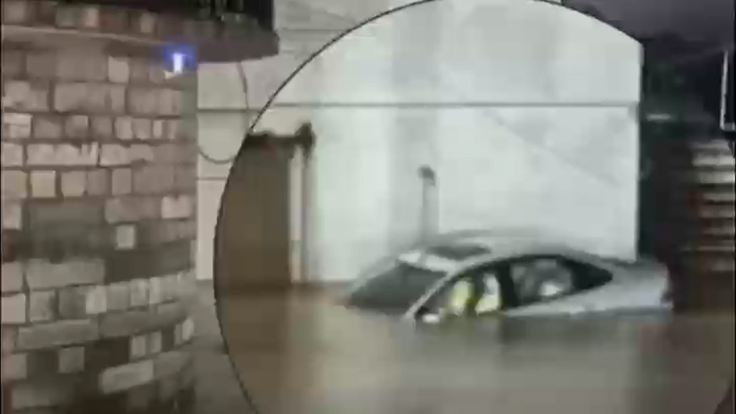 暴雨侵袭重庆永川:有车辆十余分钟被积水淹没,片区商户连夜紧急转移