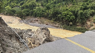 湖南石門受強(qiáng)降雨影響一路段山頂裂縫現(xiàn)滑坡險(xiǎn)情，已交通管制