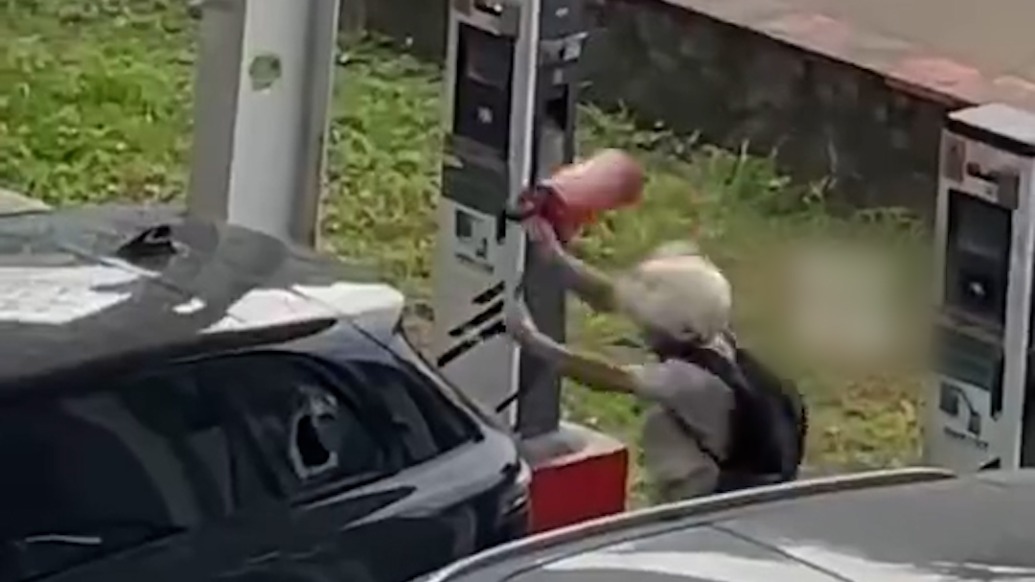 不满充电车位被占用，小型汽车司机持灭火器连砸多车