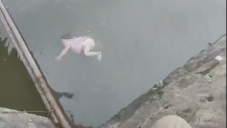 謝謝釣魚俠！男子聽到哭聲發(fā)現(xiàn)孩童落水，不會游泳的他毅然下水營救