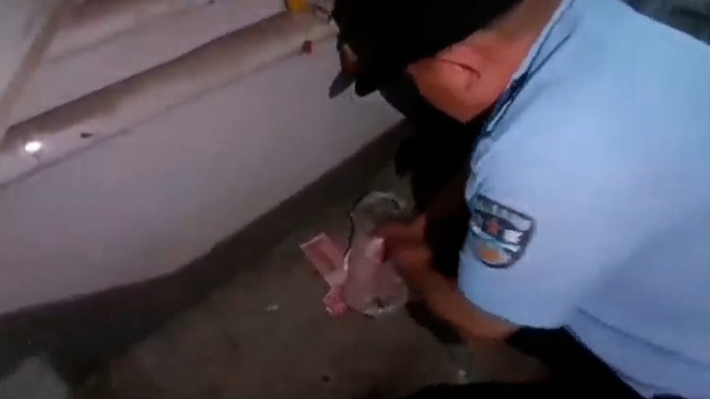搬家工偷走客戶萬元現(xiàn)金藏在配電箱，民警憑一張紙幣破獲盜竊案