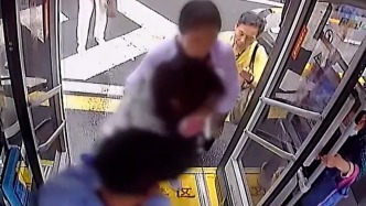公交車(chē)乘客突然昏迷，交警鐵騎“領(lǐng)跑”3分鐘打通生命通道
