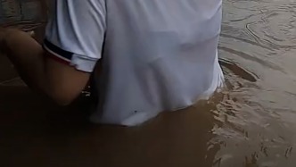 湖北安陸遇極端強(qiáng)降雨市民在齊腰深水中行走，當(dāng)?shù)貑?dòng)停工停產(chǎn)停業(yè)停運(yùn)停課措施