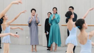 彭麗媛同塞爾維亞總統(tǒng)夫人塔瑪拉參觀北京舞蹈學(xué)院