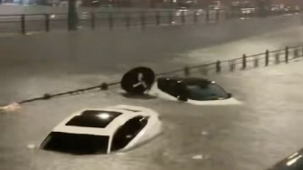 江蘇東?？h突降暴雨水位陡漲，多車被淹市民緊急避險