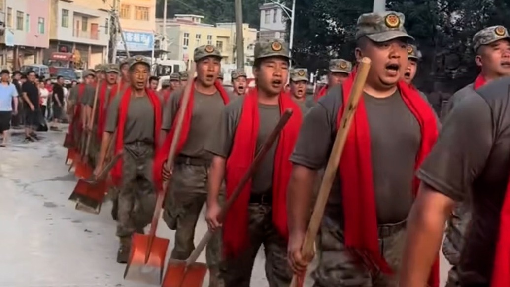 救援人员撤离,贵州贵定村民自发送别