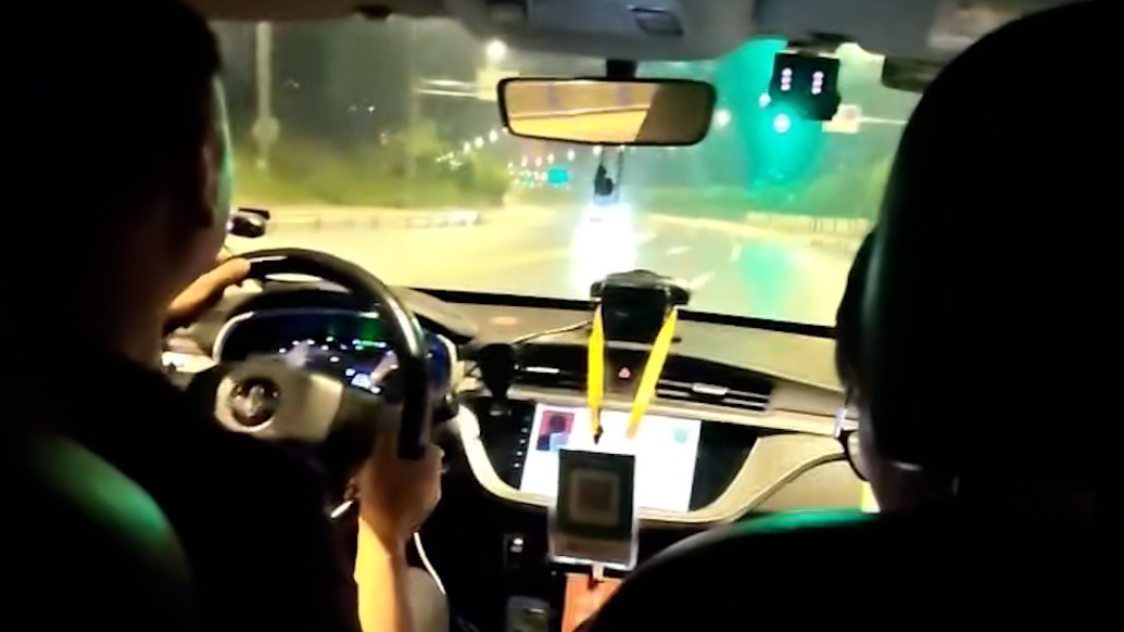乘客稱司機(jī)途中擅拉醉酒男，網(wǎng)約車公司：司機(jī)拒道歉，已對乘客免單