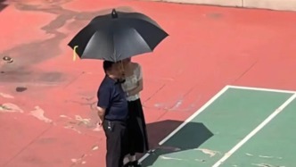 女教师撑伞讨好校领导？媒体：“看图造谣”何时休