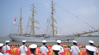 印尼海軍風(fēng)帆訓(xùn)練艦訪問上海，兩國海軍官兵將有多場(chǎng)互動(dòng)交流活動(dòng)