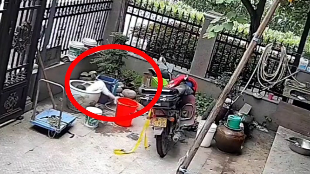 惊险瞬间!幼童独自玩耍时一头栽进鱼缸