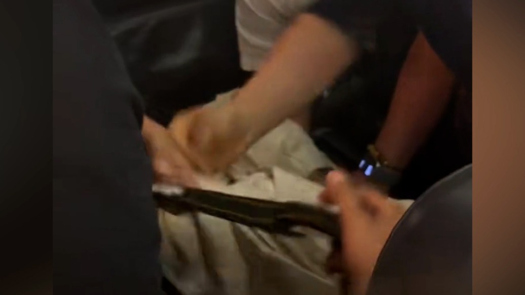 飞机起飞后一男子欲拉应急舱门，苏南瑞丽航空：在热心旅客协助下将其控制
