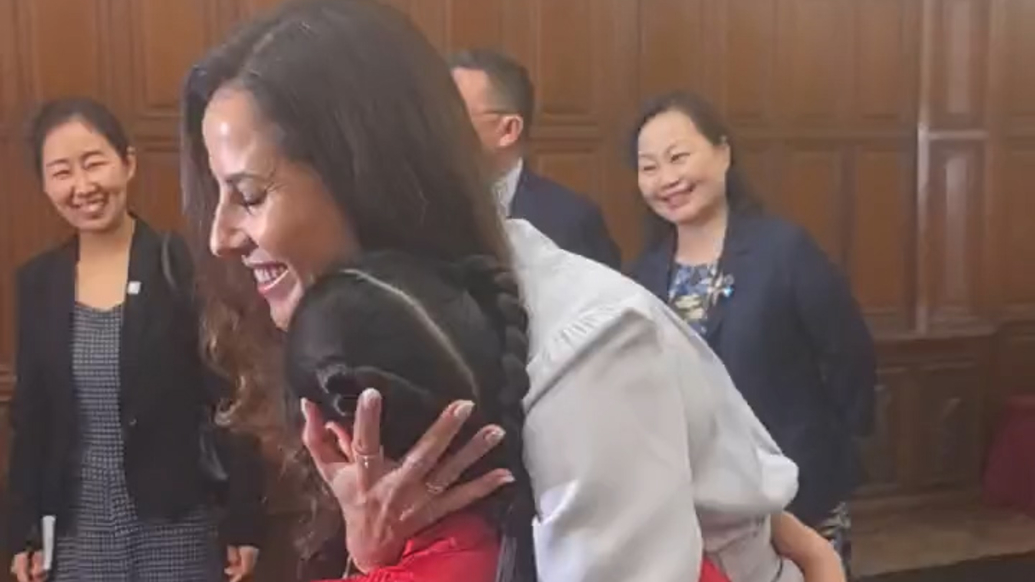 与中国小朋友互动,武契奇夫人全程“姨母笑”