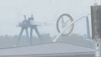 武漢歡樂谷大擺錘載客運(yùn)行中突遇暴雨，園方：設(shè)備啟動后無法中途叫停
