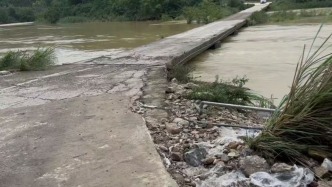10名季節(jié)性零工，沒有渡過那座漫水橋
